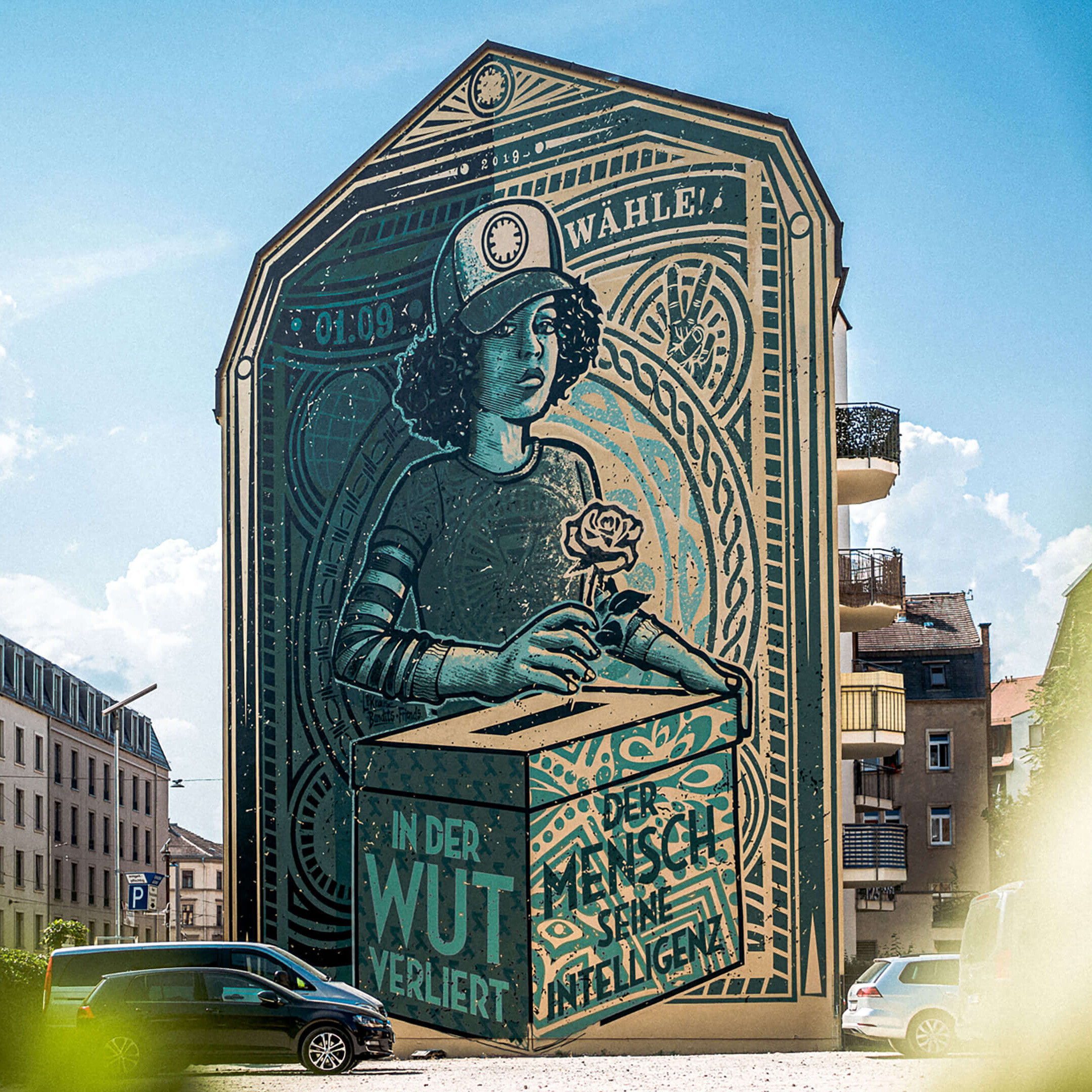 Zu sehen ist eine große gestaltete Hauswand mit Botschaften zur Wahlbeteiligung