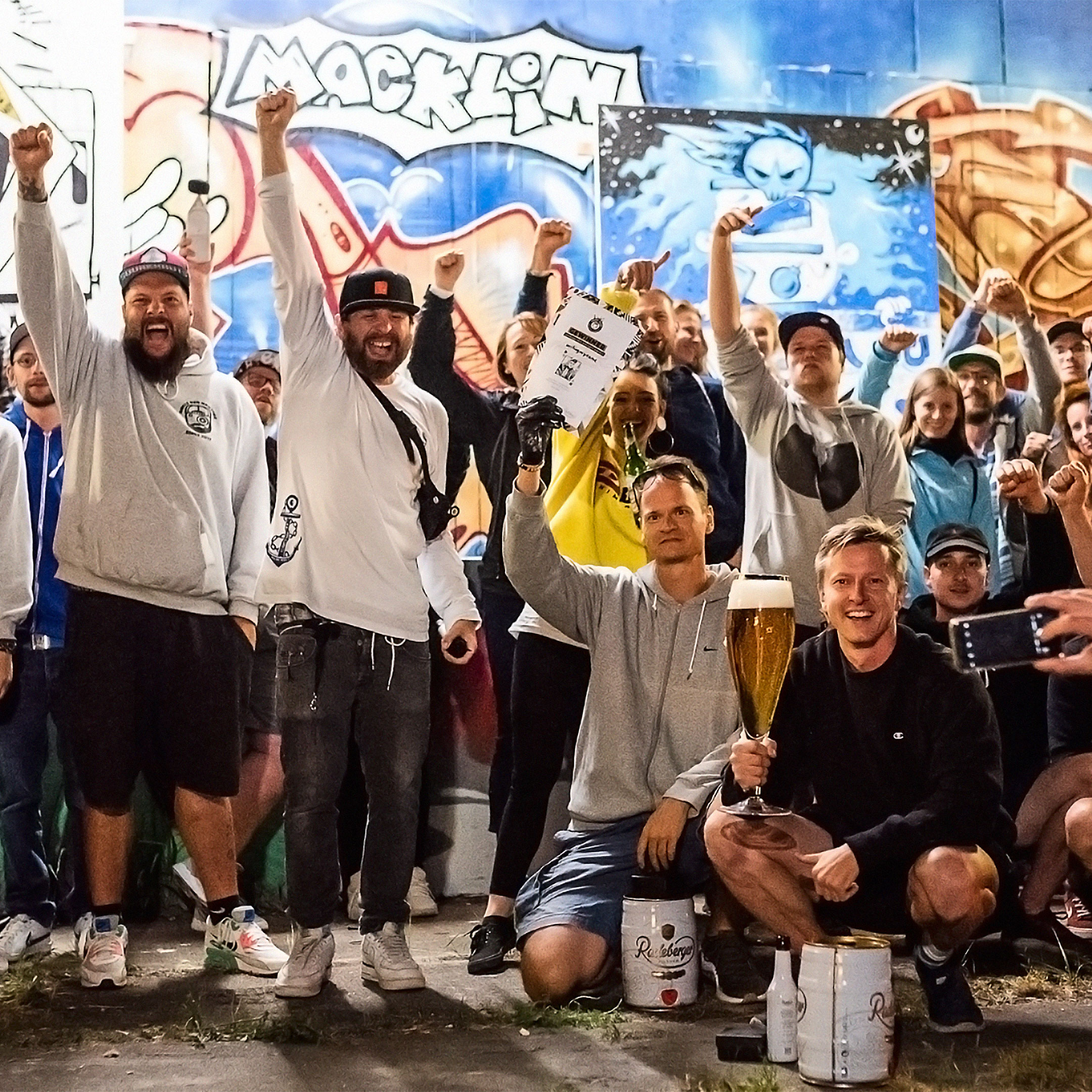Die Teilnehmer der PAINT CLUB BATTLE LEAGUE posieren für ein Abschlussfoto.